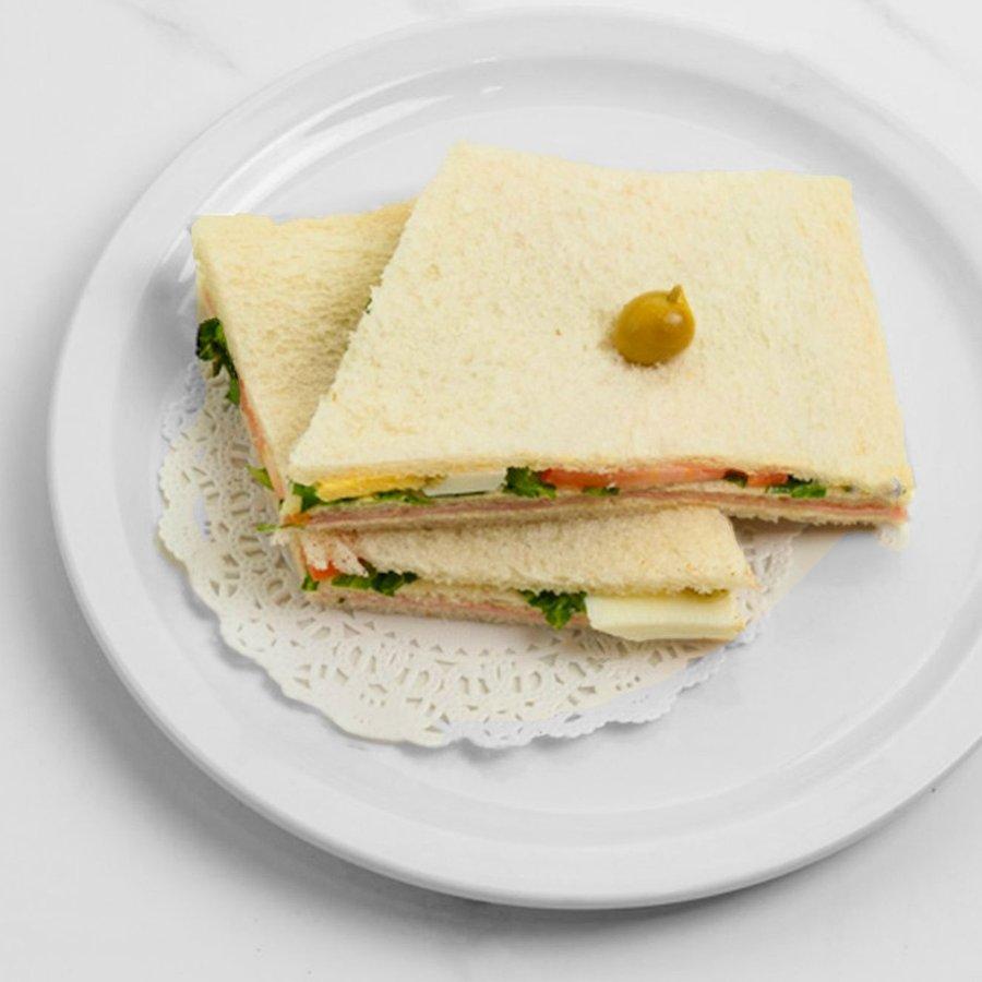 Sándwiches de miga cut into triangles